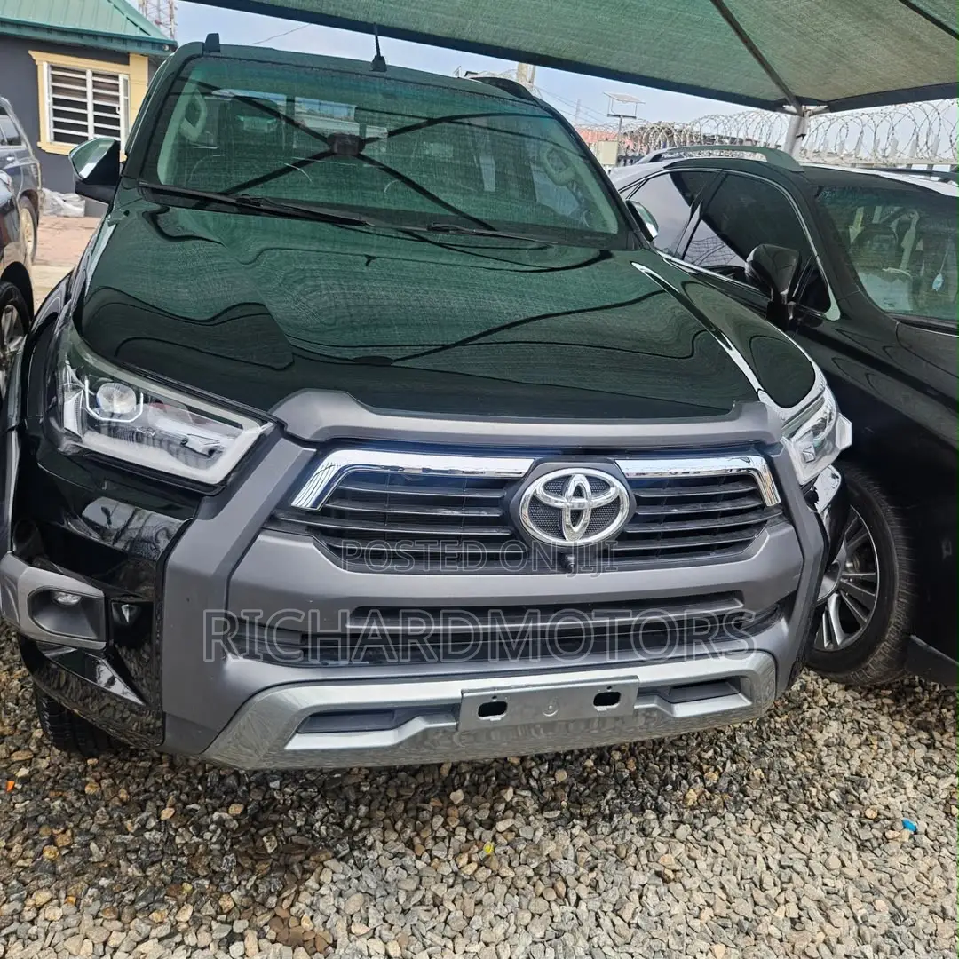 Toyota Hilux Revo Double Cab Petrol 2.7 AWD 2019 Black
