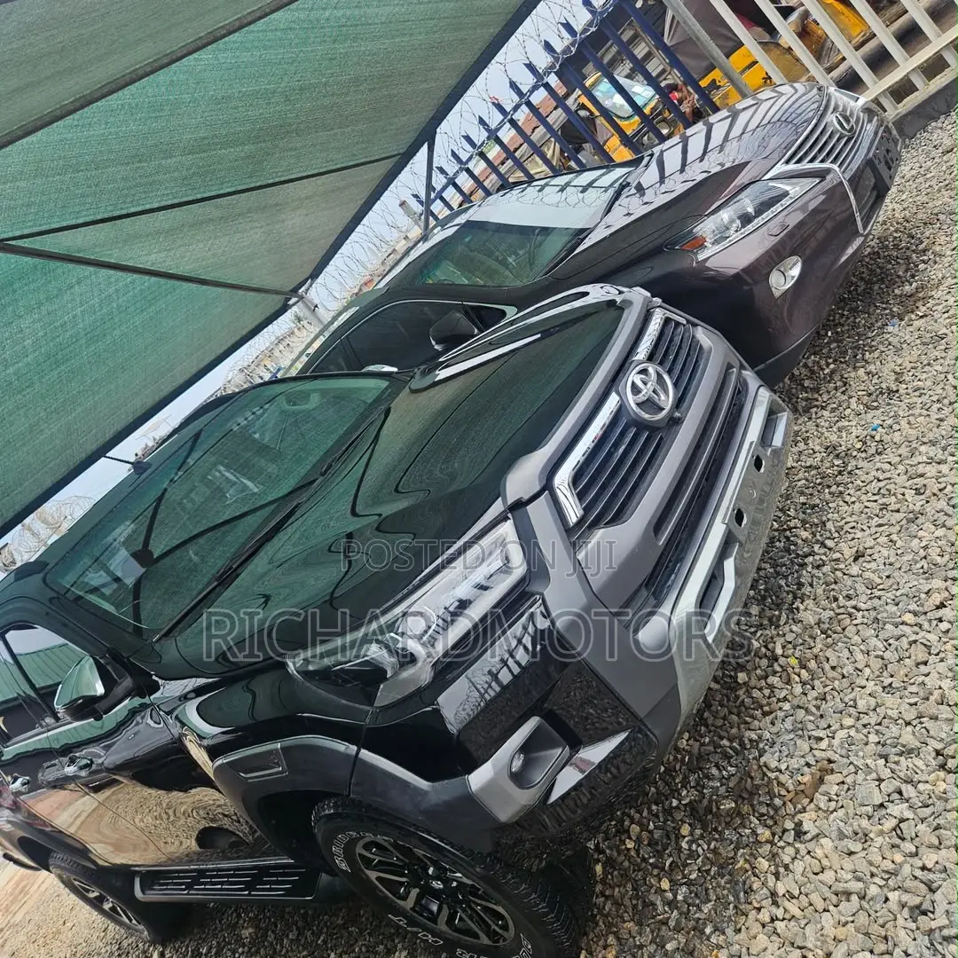 Toyota Hilux Revo Double Cab Petrol 2.7 AWD 2019 Black