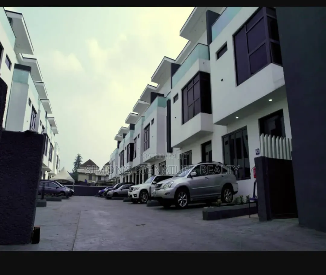5bdrm Townhouse/Terrace in Ademola Adetokunbo for Sale
