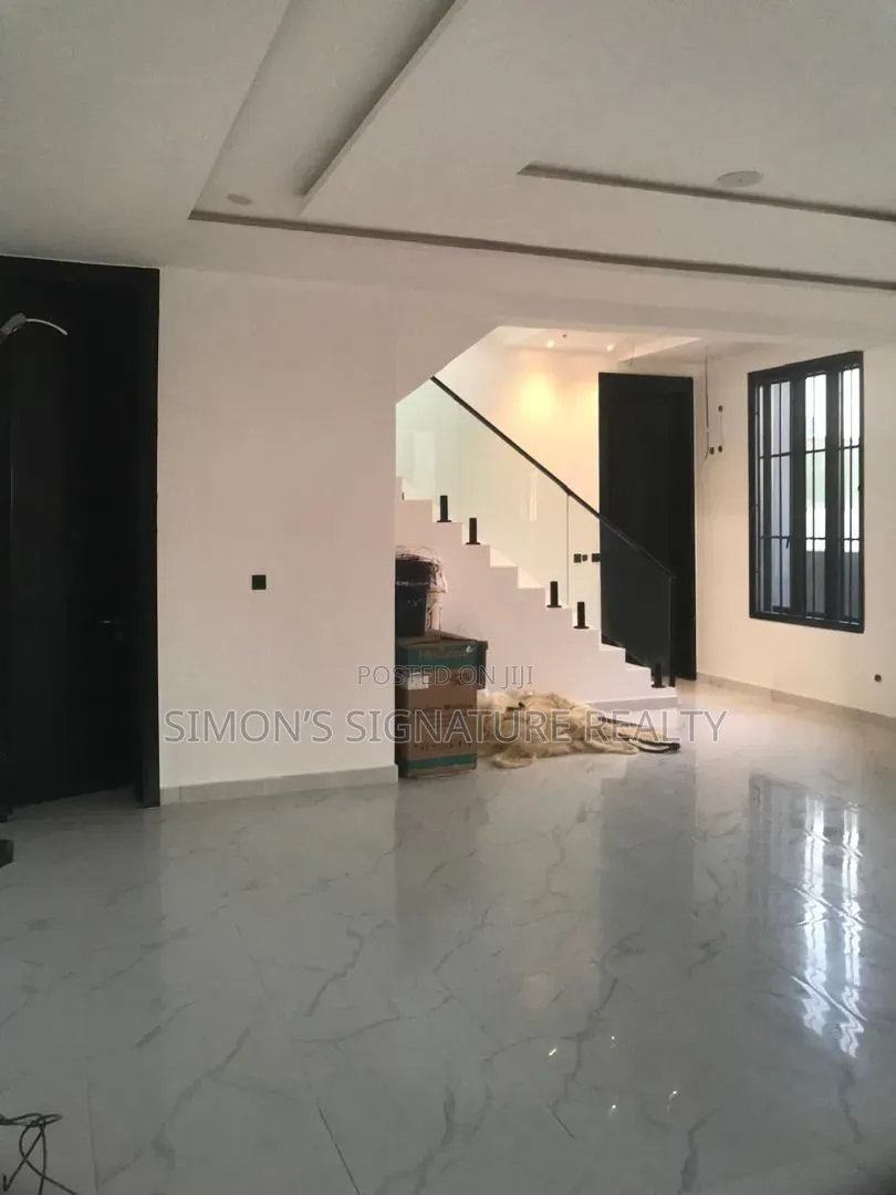 5bdrm Townhouse/Terrace in Ademola Adetokunbo for Sale