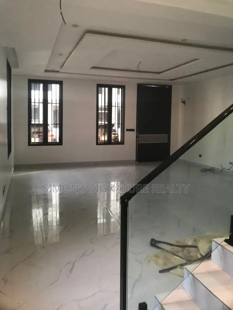 5bdrm Townhouse/Terrace in Ademola Adetokunbo for Sale