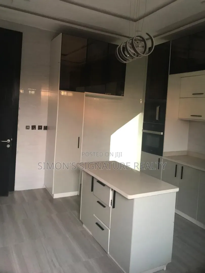 5bdrm Townhouse/Terrace in Ademola Adetokunbo for Sale