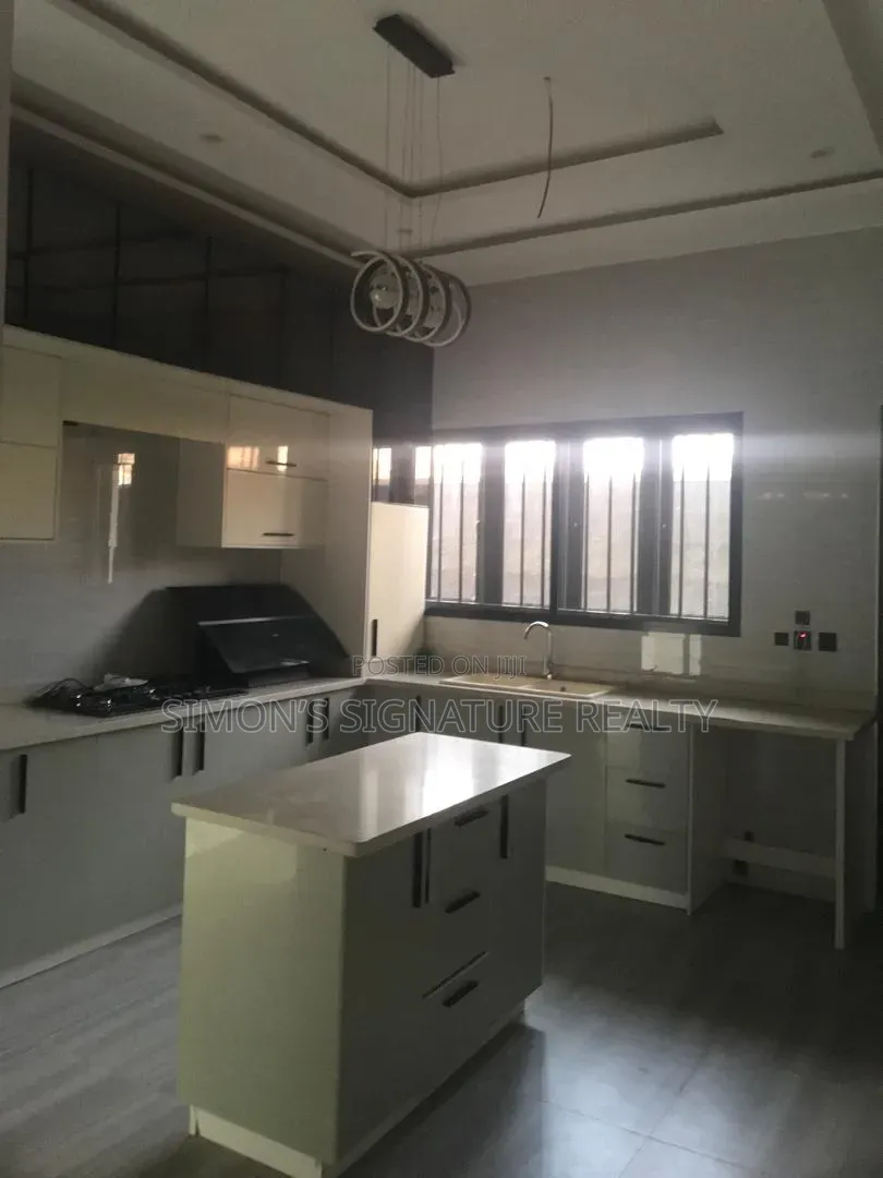 5bdrm Townhouse/Terrace in Ademola Adetokunbo for Sale