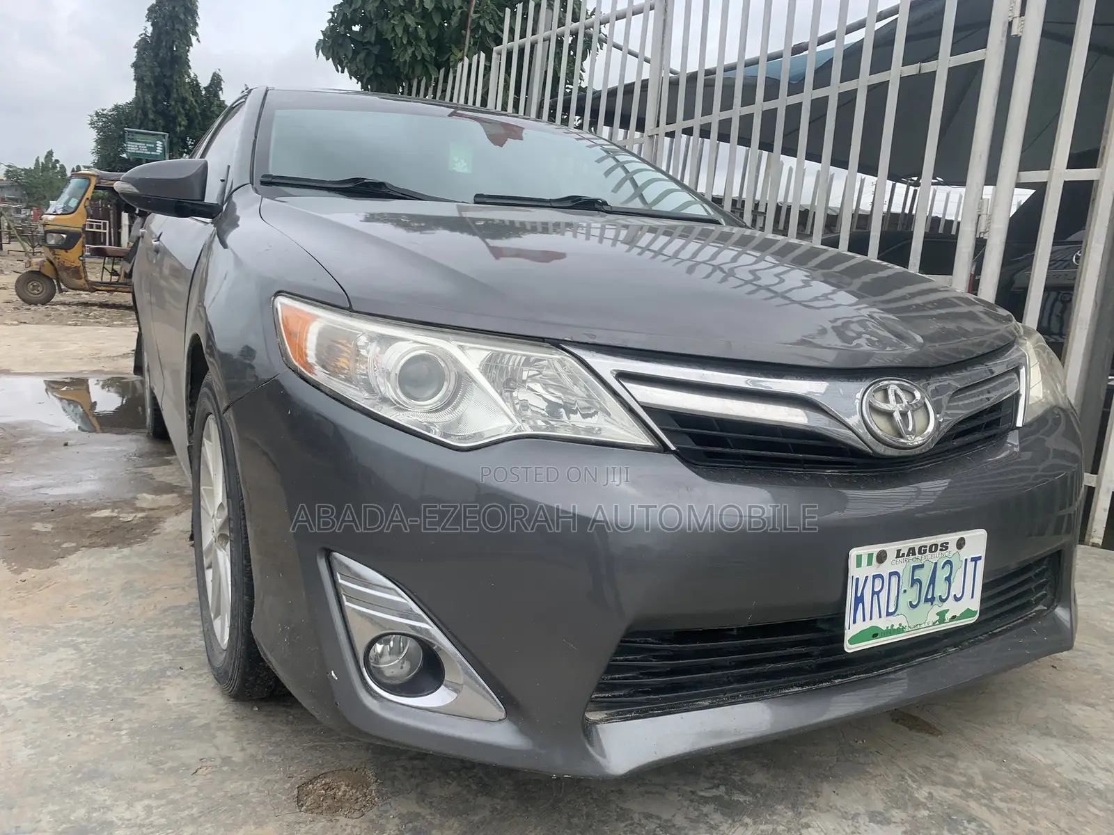Toyota Camry SE 4dr Sedan (2.5L 4cyl 6A) 2012 Gray