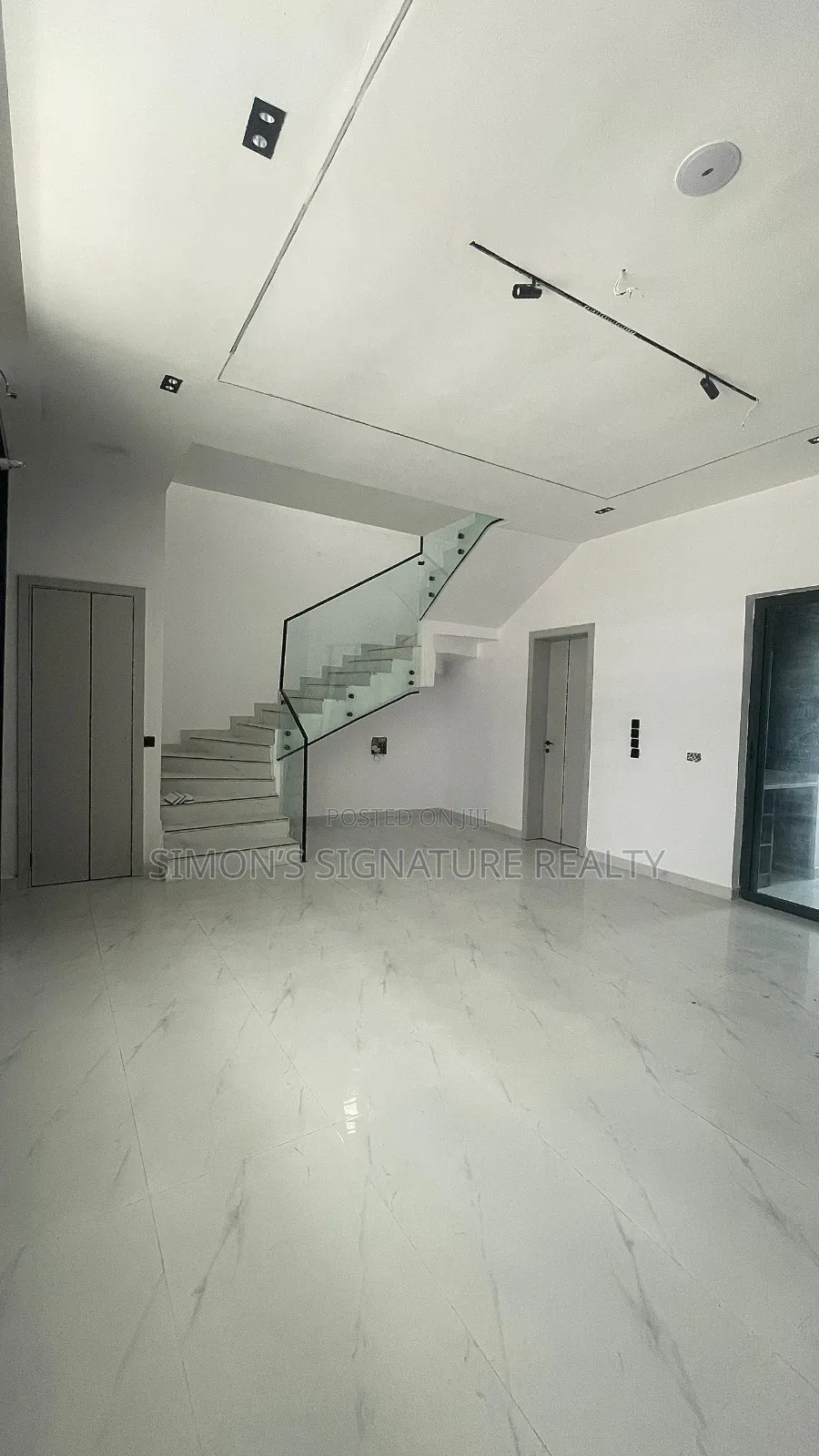 4bdrm Duplex in Ikota for sale