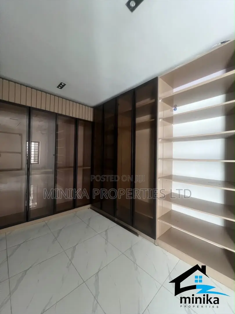 5bdrm Duplex in Ikota for sale