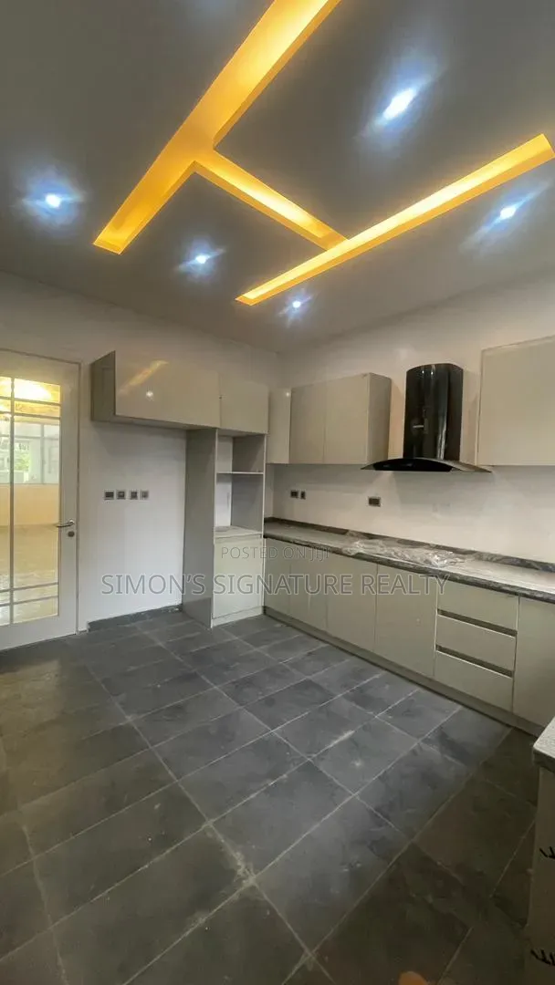 5bdrm Duplex in Ikate for sale