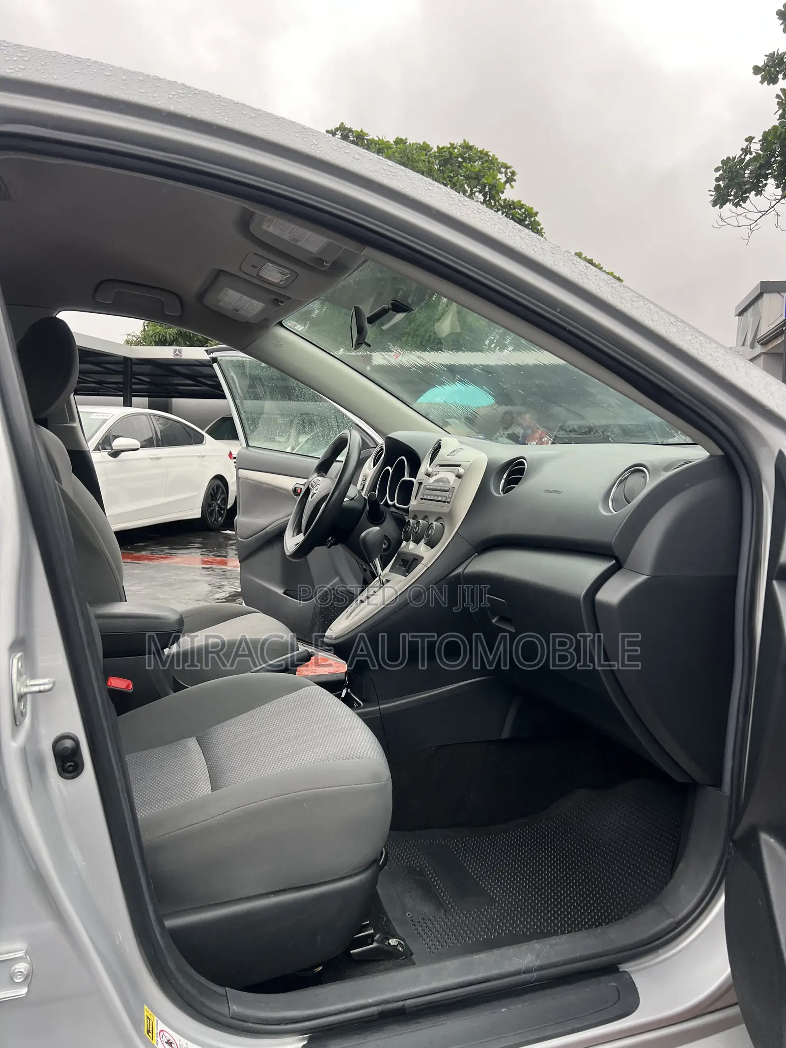Toyota Matrix S Hatchback FWD (2.4L 4cyl 5A) 2012 Silver