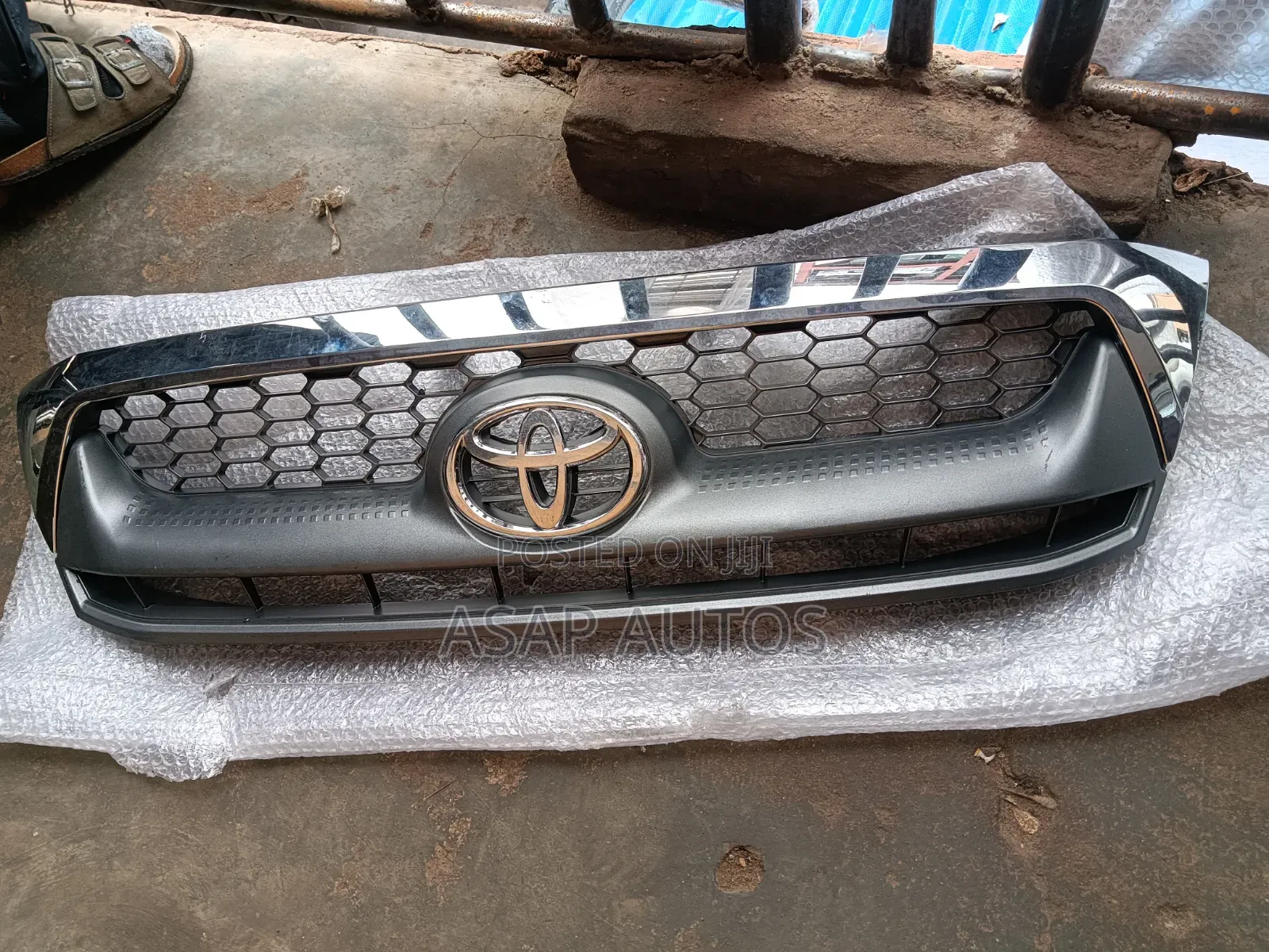 Front Grill Toyota Hilux 2010