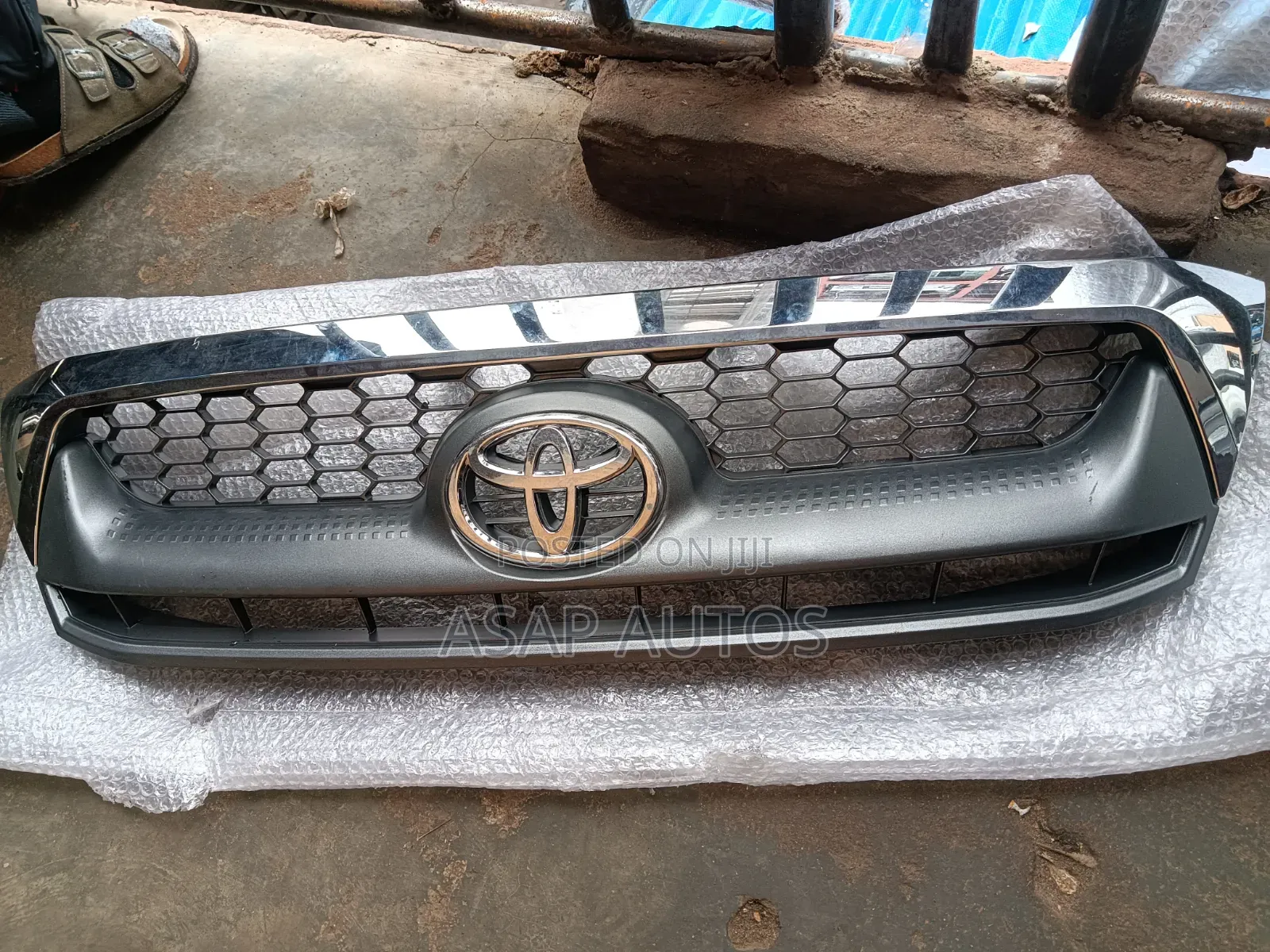 Front Grill Toyota Hilux 2010