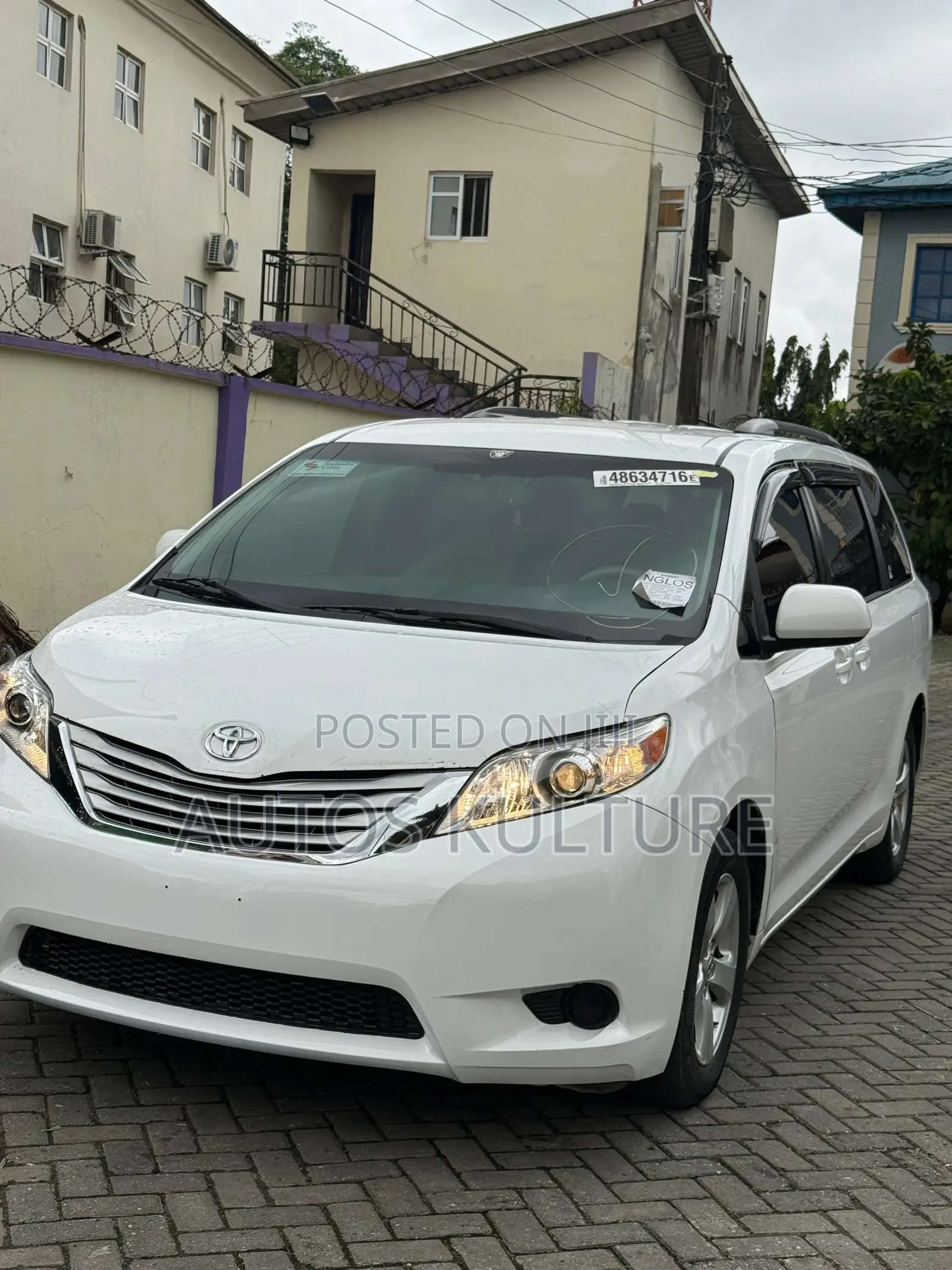 Toyota Sienna LE 8-Passenger 4dr Minivan (3.5L 6cyl 6A) 2014 White