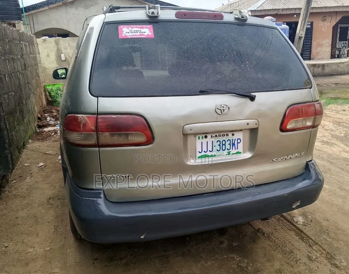 Toyota Sienna 2001 Gold