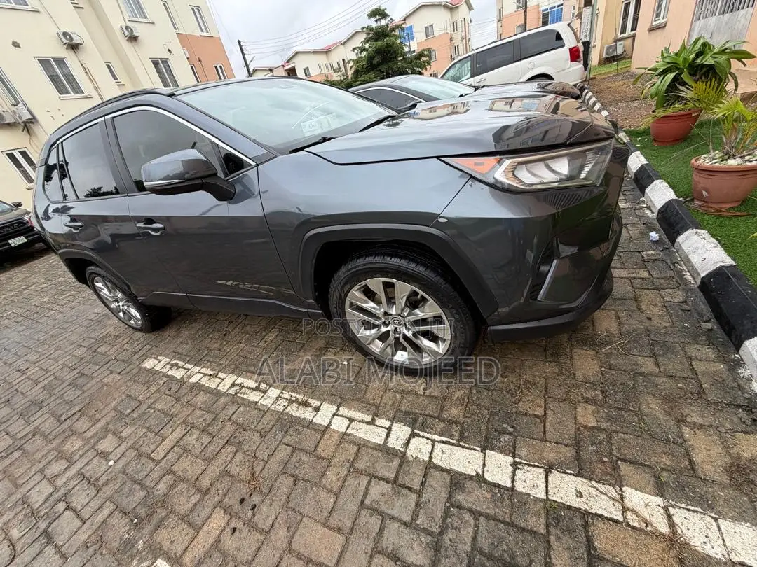 Toyota RAV4 XLE Premium FWD 2020 Gray