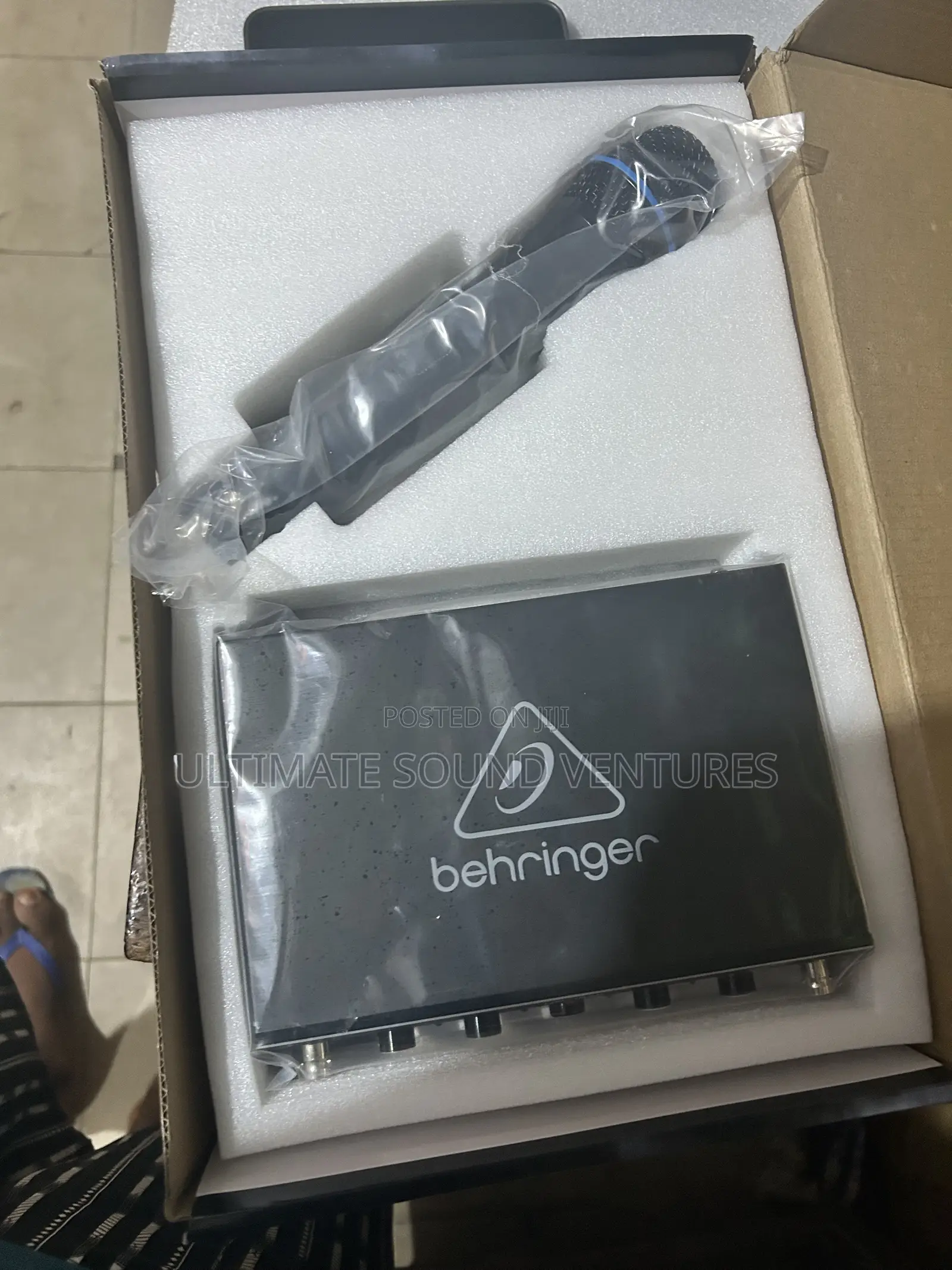 Behringer 4 in 1 Wireless Microphone