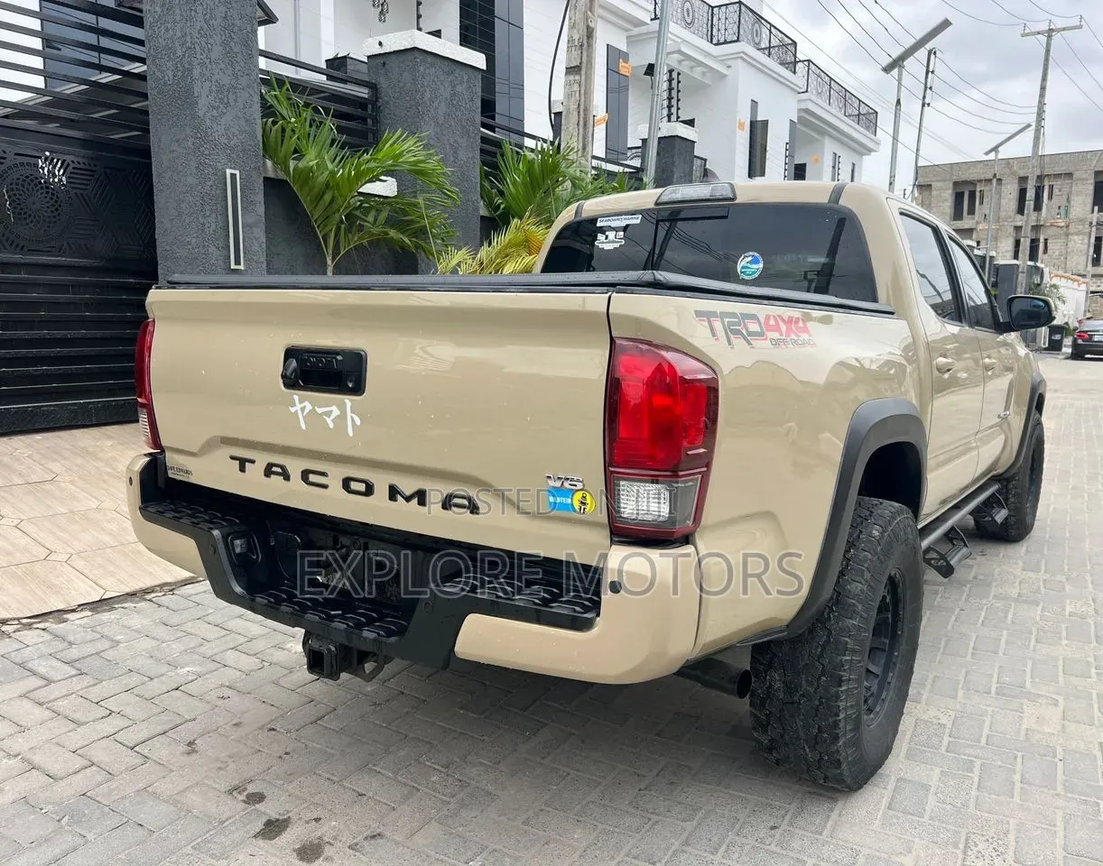 Toyota Tacoma 2018 Gold