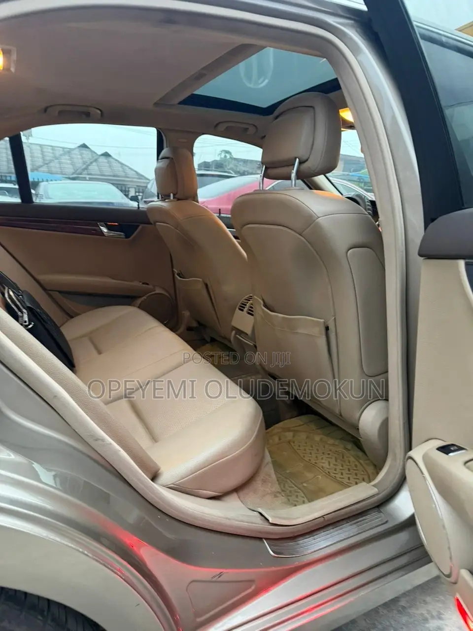 Mercedes-Benz C300 Luxury 4Matic Sedan AWD (3.0L 6cyl 7A) 2011 Gold