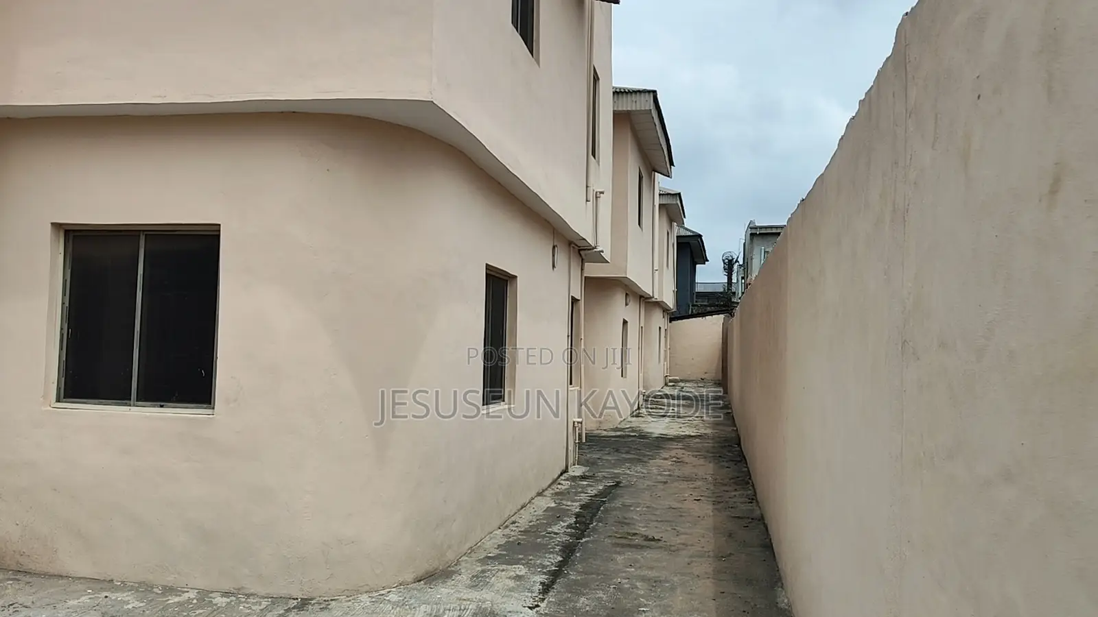 12bdrm Block of Flats in Manna Cola Estate, Alakuko for sale