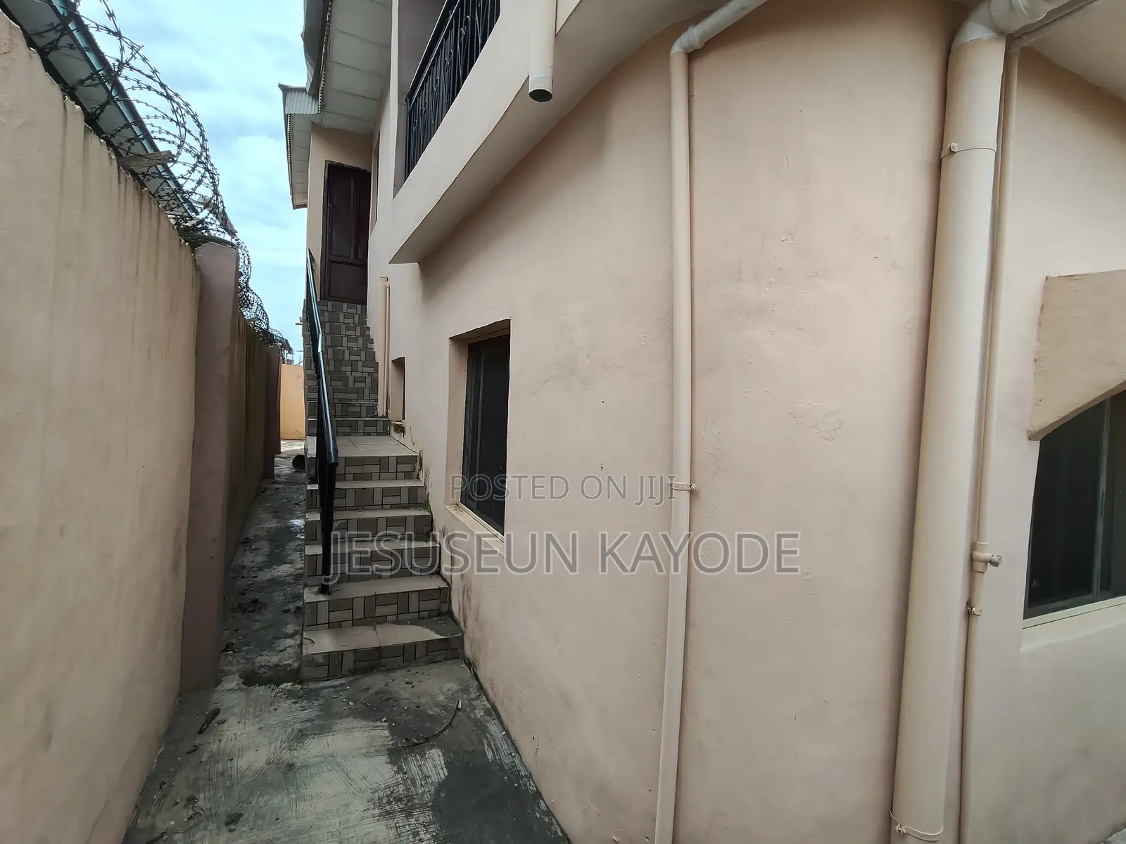 12bdrm Block of Flats in Manna Cola Estate, Alakuko for sale
