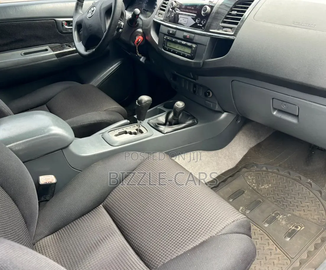 Toyota Hilux 2015 Blue