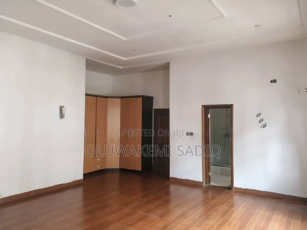3bdrm Apartment in Ikeja Gra for rent