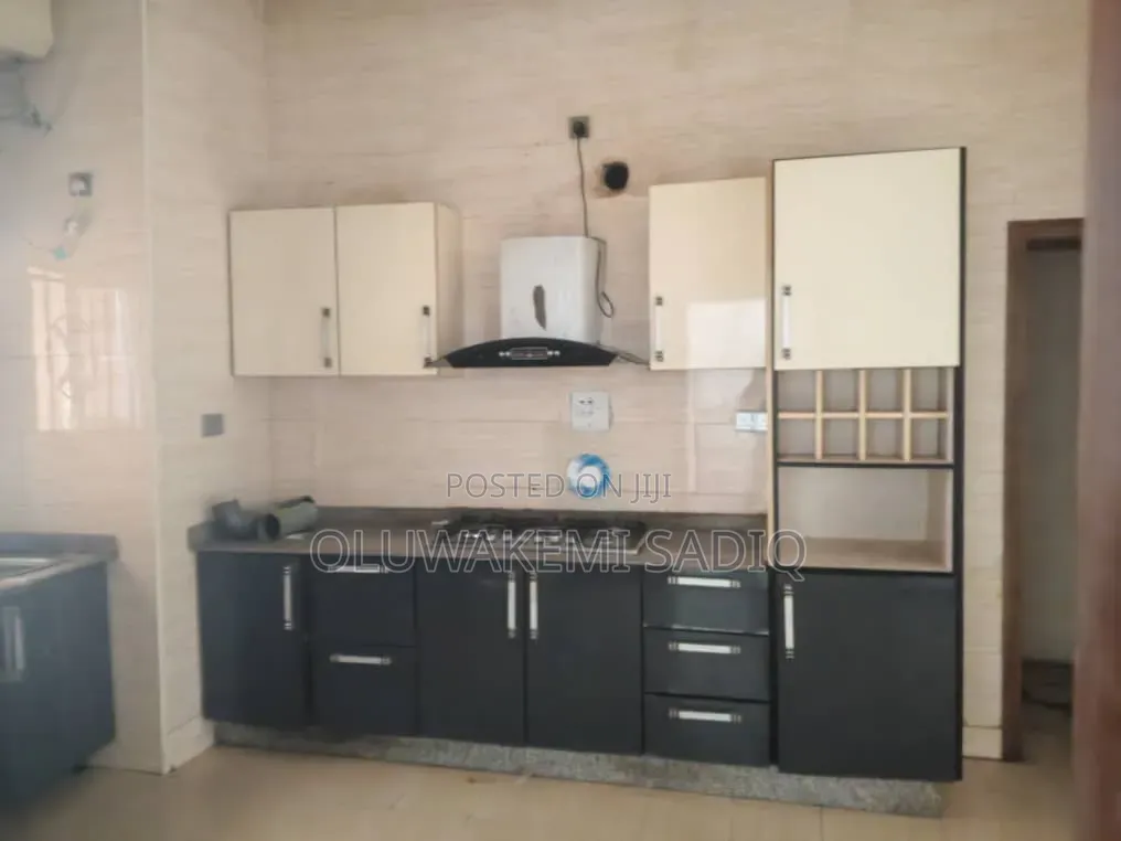 3bdrm Apartment in Ikeja Gra for rent