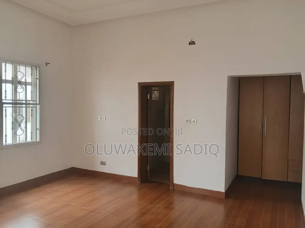 3bdrm Apartment in Ikeja Gra for rent