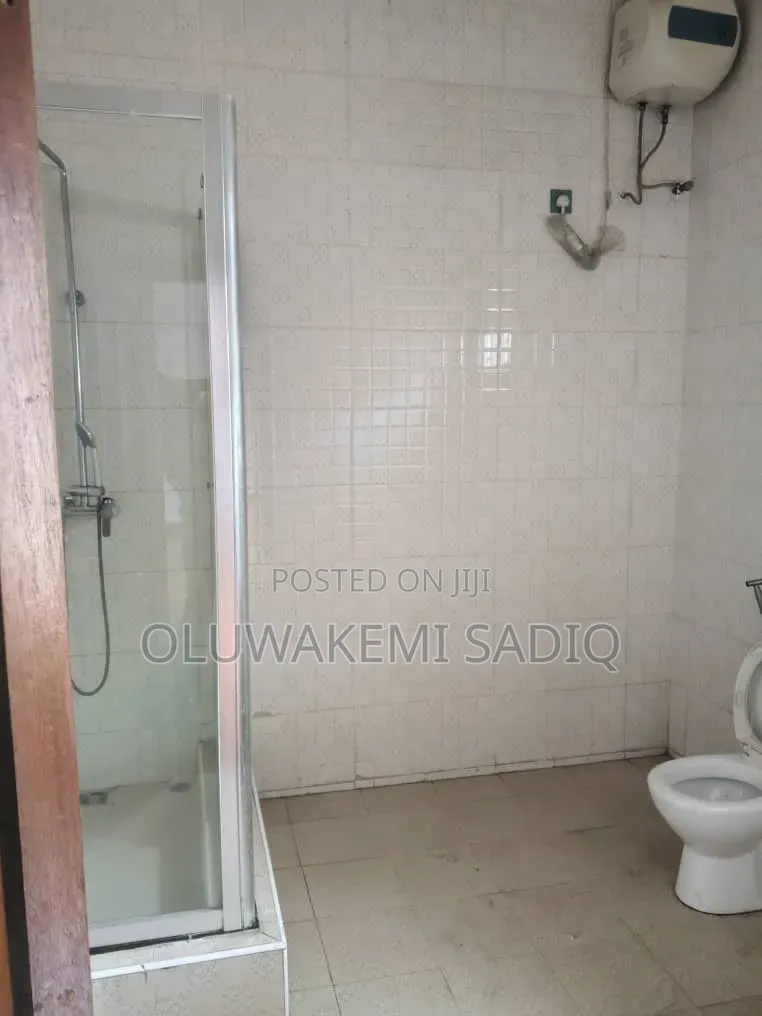 3bdrm Apartment in Ikeja Gra for rent