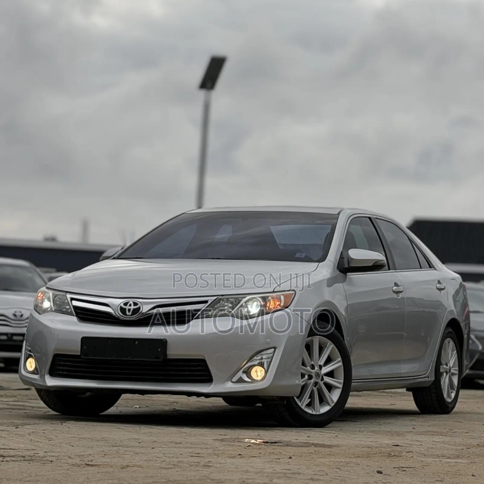 Toyota Camry XLE 4dr Sedan (2.5L 4cyl 6A) 2013 Silver