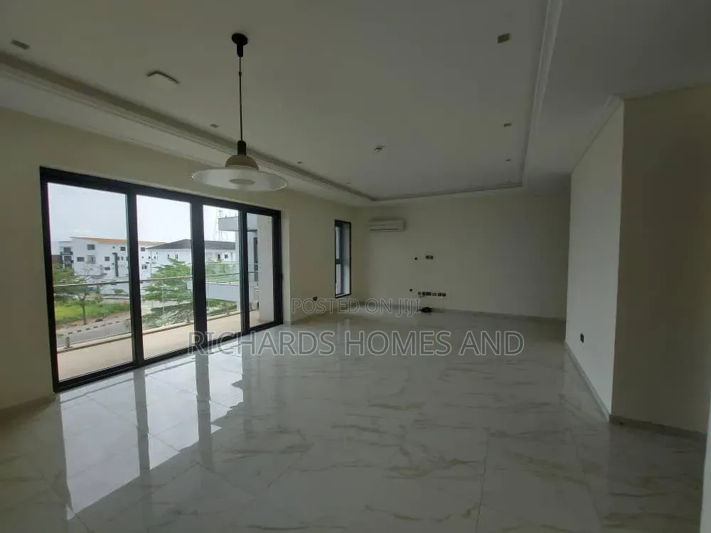 3bdrm Apartment in Banana Island for rent