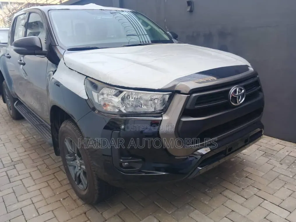 New Toyota Hilux 2025 Black