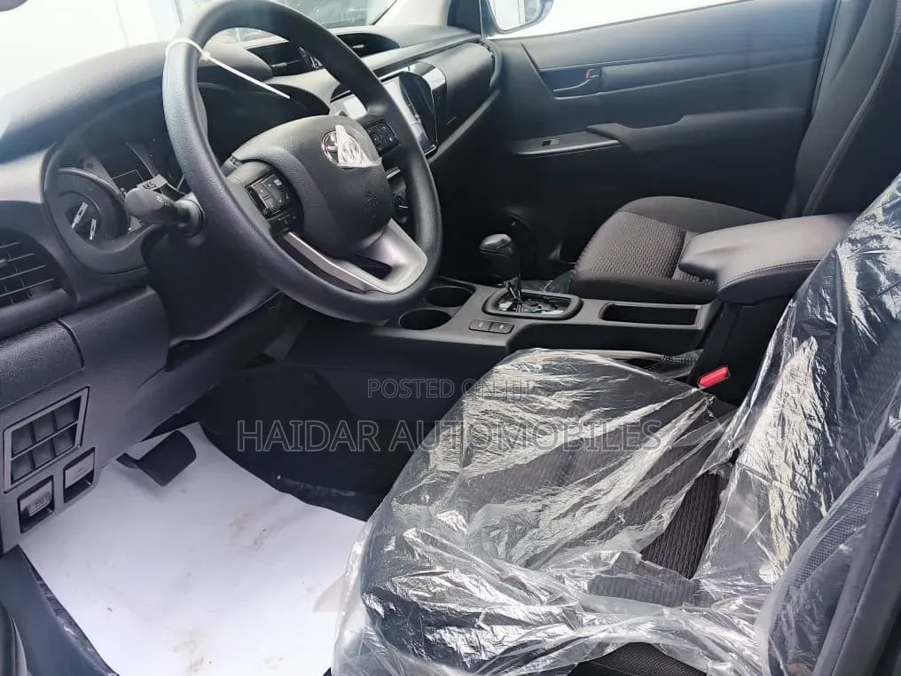 New Toyota Hilux 2025 Black