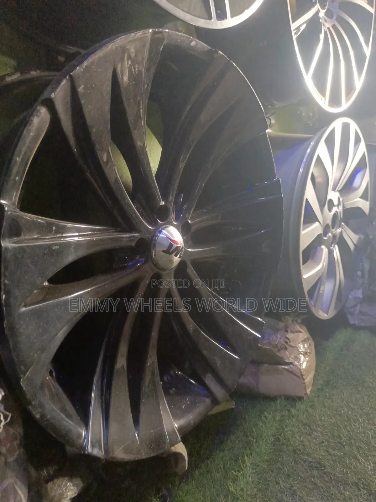 Glosy Blavk TWT Matches Rim for Toyota Venza Design in Style