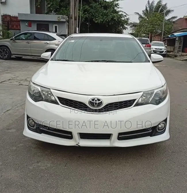 Toyota Camry SE 4dr Sedan (2.5L 4cyl 6A) 2013 White