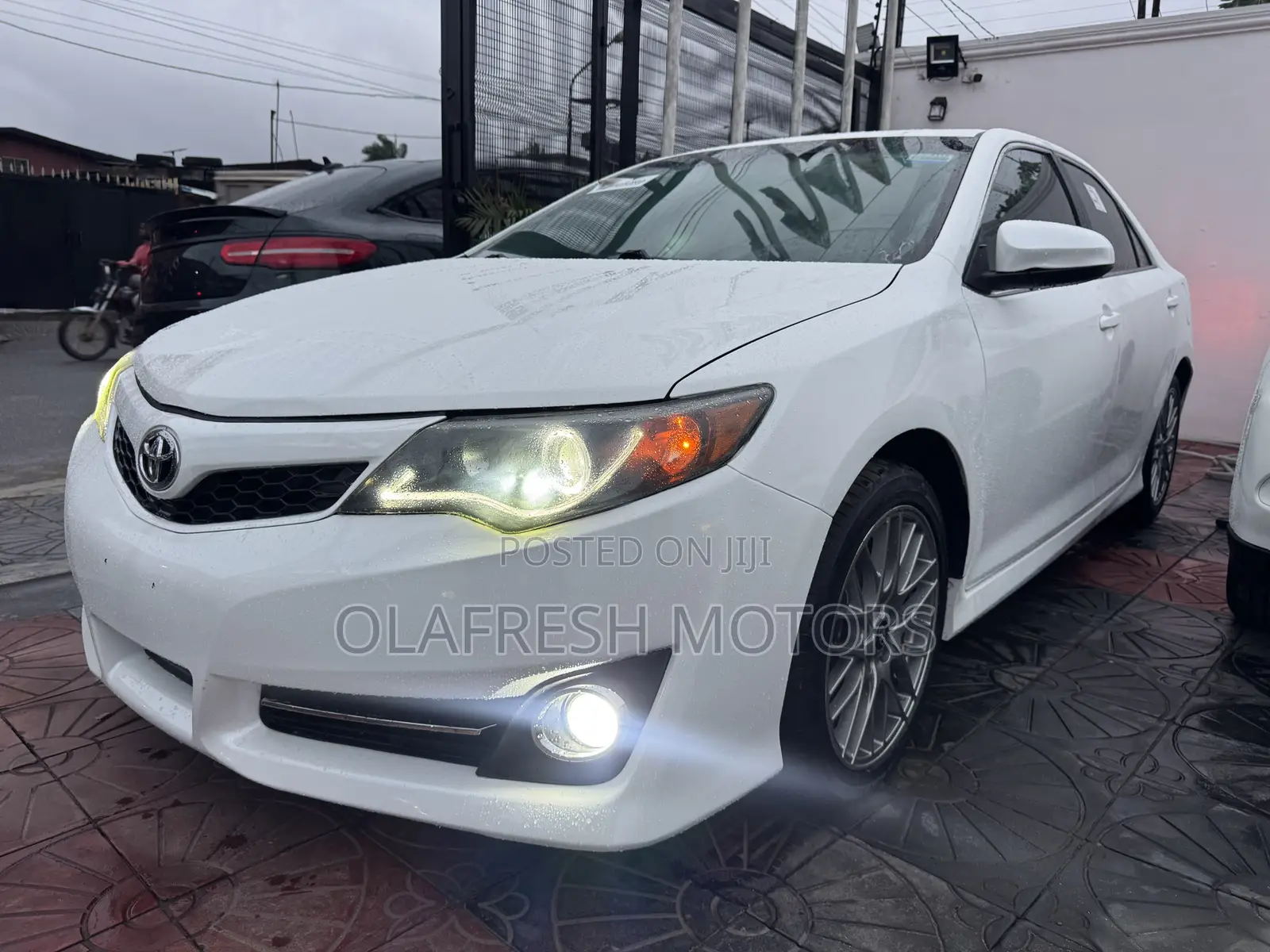 Toyota Camry SE V6 4dr Sedan (3.5L 6cyl 6A) 2012 White