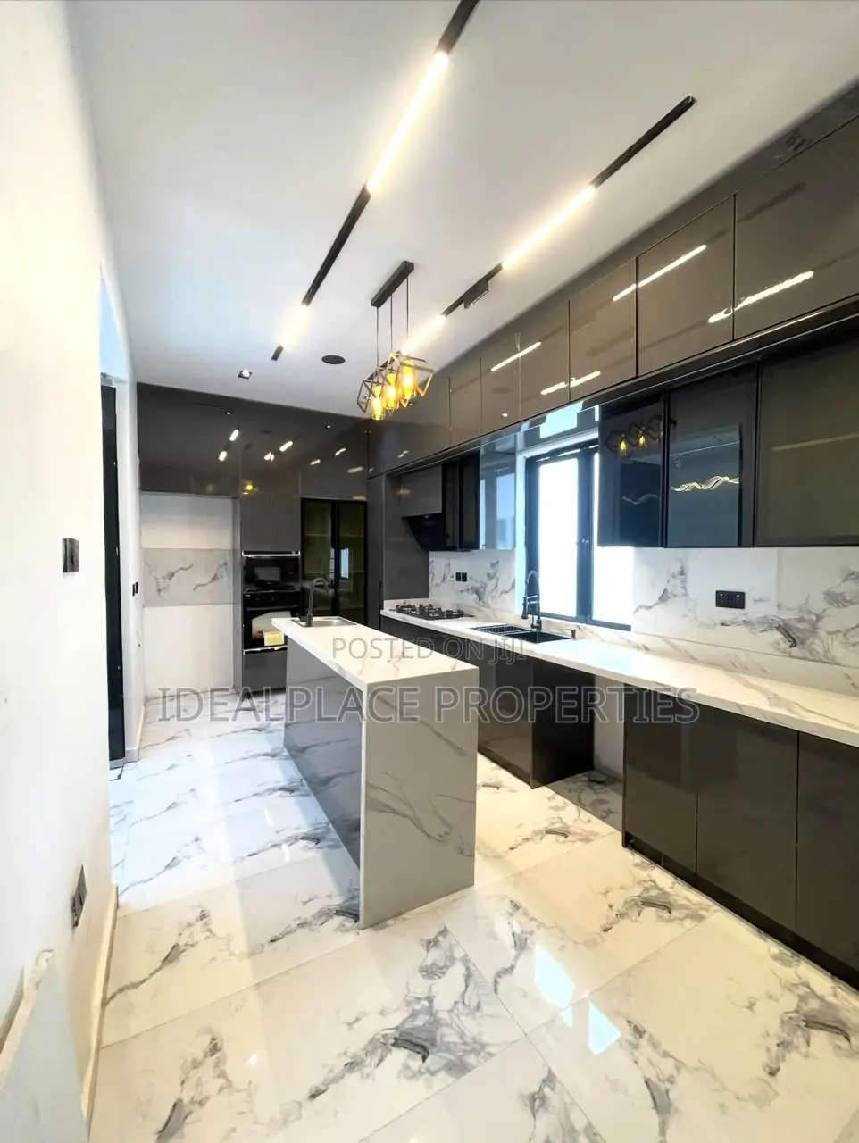 5bdrm Duplex in Lekki Expressway for sale