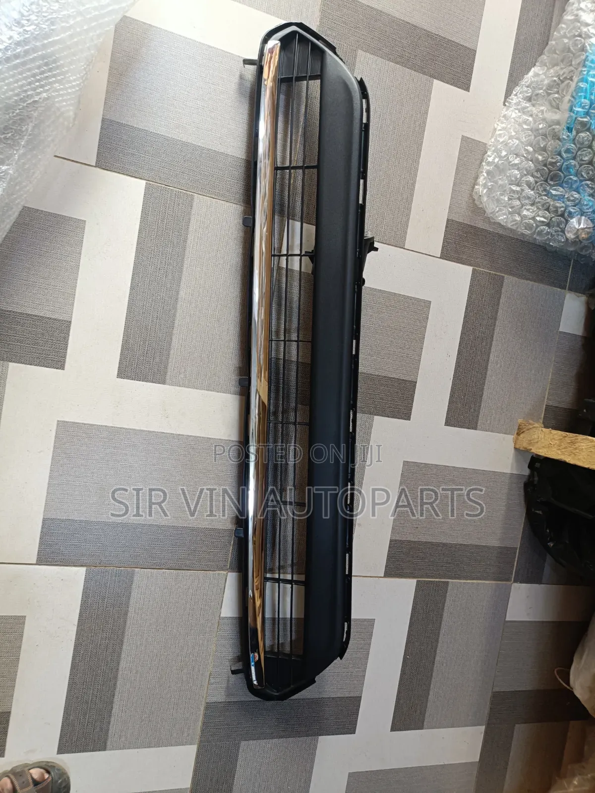 Front Bumper Down Grill/Chrome Highlander 2012