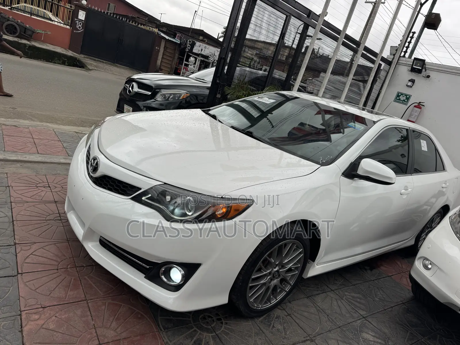 Toyota Camry SE V6 4dr Sedan (3.5L 6cyl 6A) 2012 White