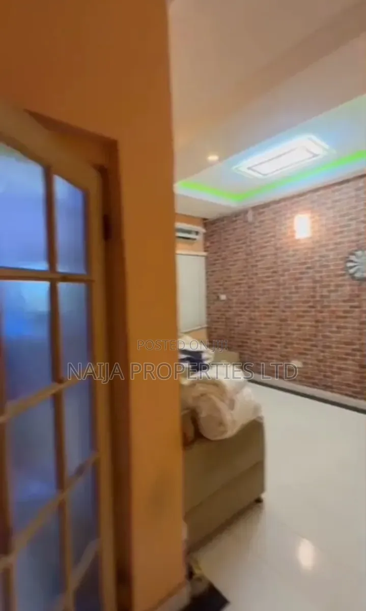 Mini Flat in Chevron for rent