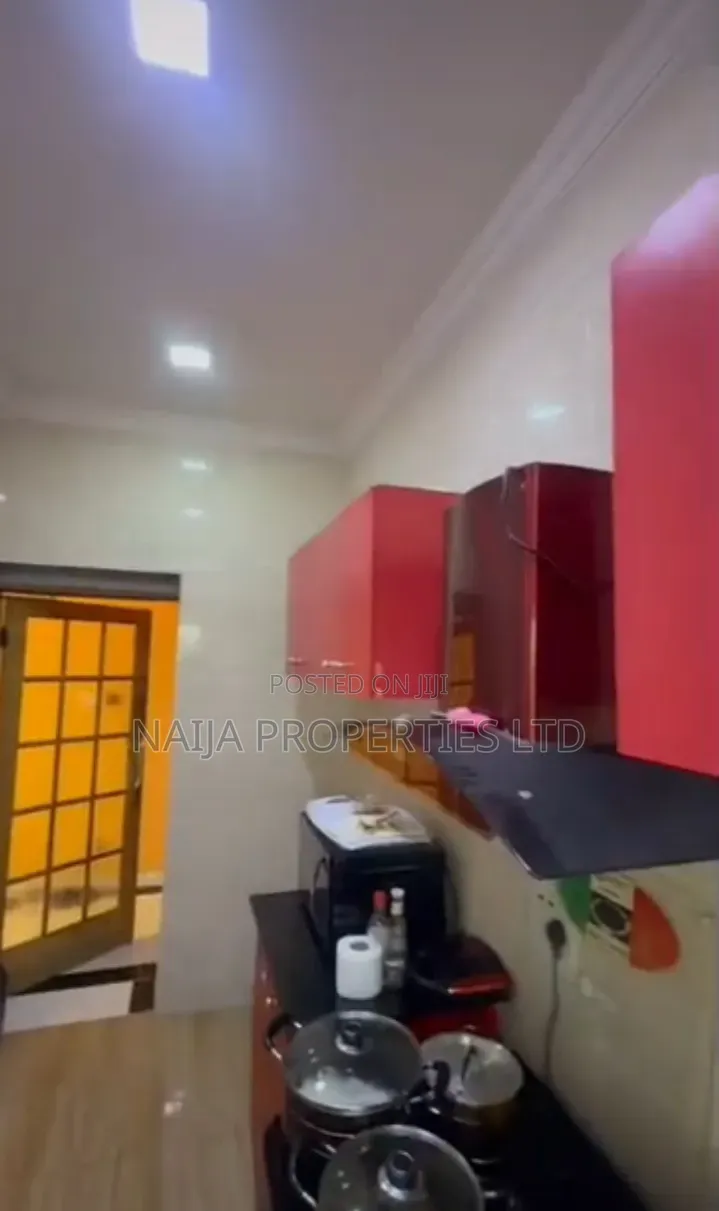 Mini Flat in Chevron for rent