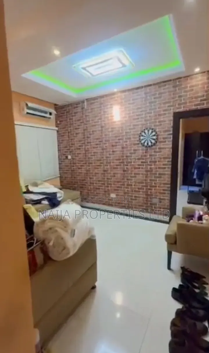 Mini Flat in Chevron for rent