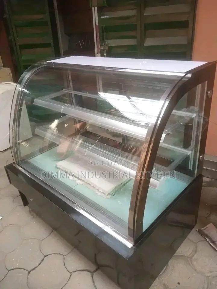 Curved Glass Cake Display Chiller (4ft)