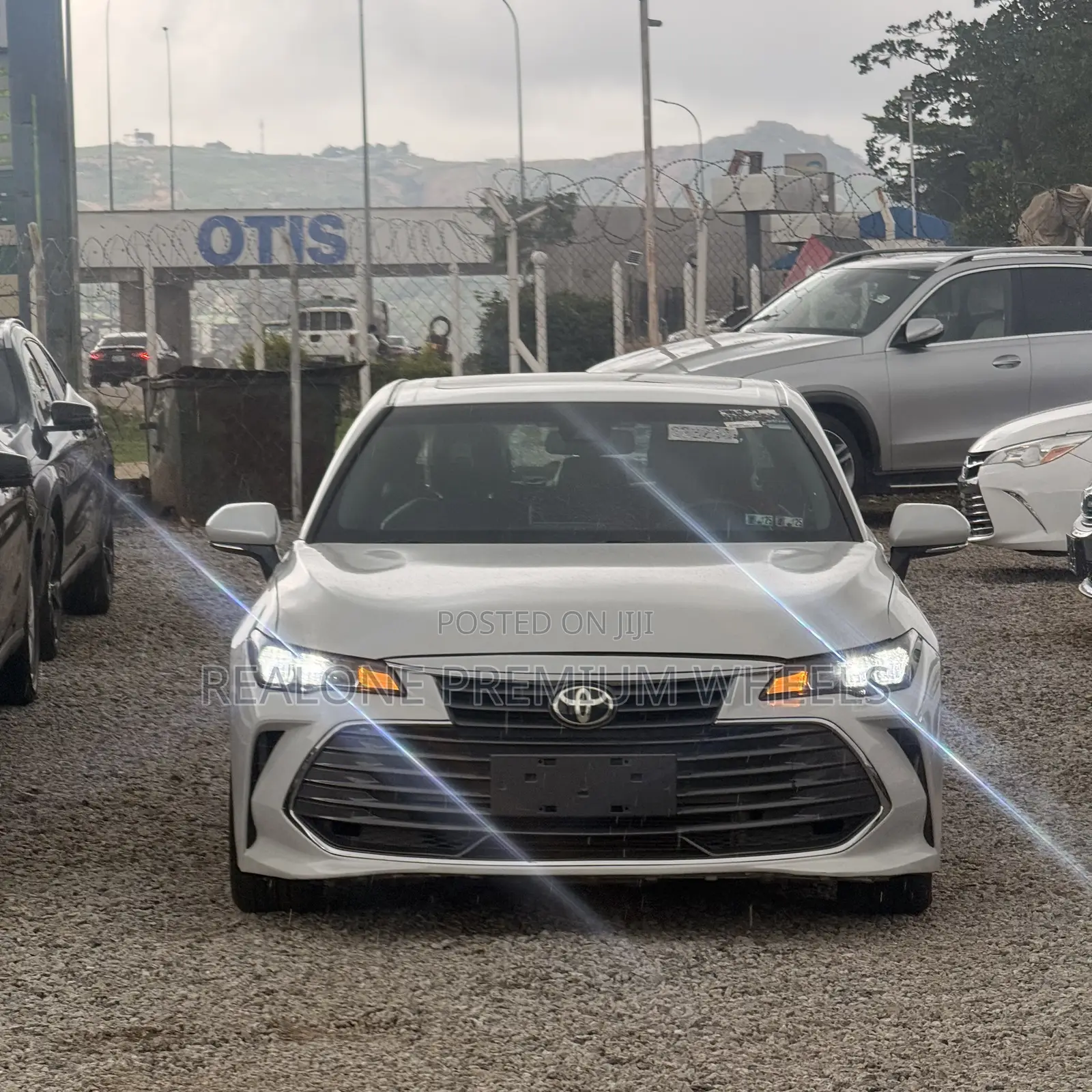 Toyota Avalon XLE FWD Sedan (3.5L V6 8A) 2019 White