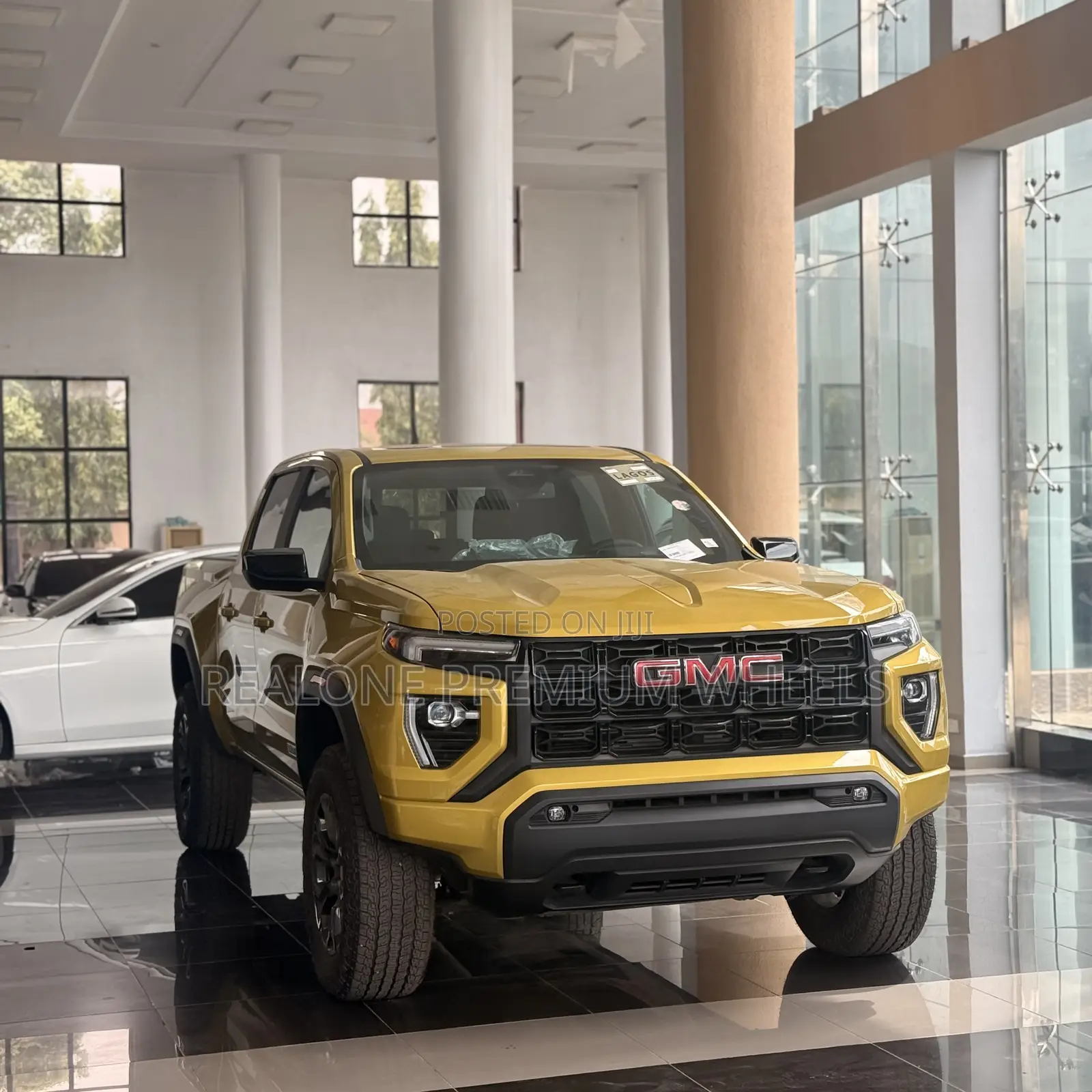 GMC Canyon Elevation Crew Cab 4WD SB 2023 Yellow
