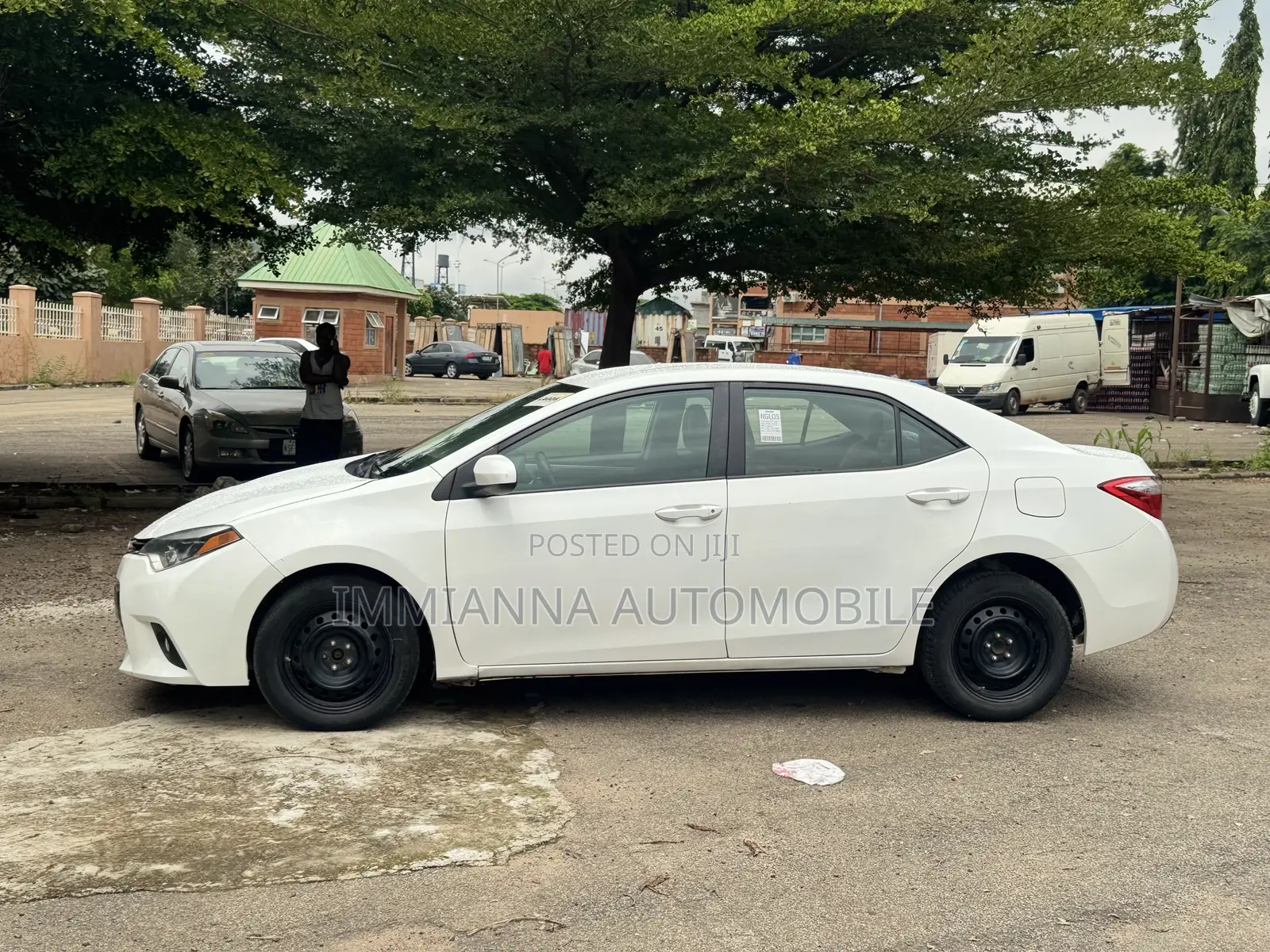 Toyota Corolla LE Premium 4dr Sedan (1.8L 4cyl CVT) 2014 White