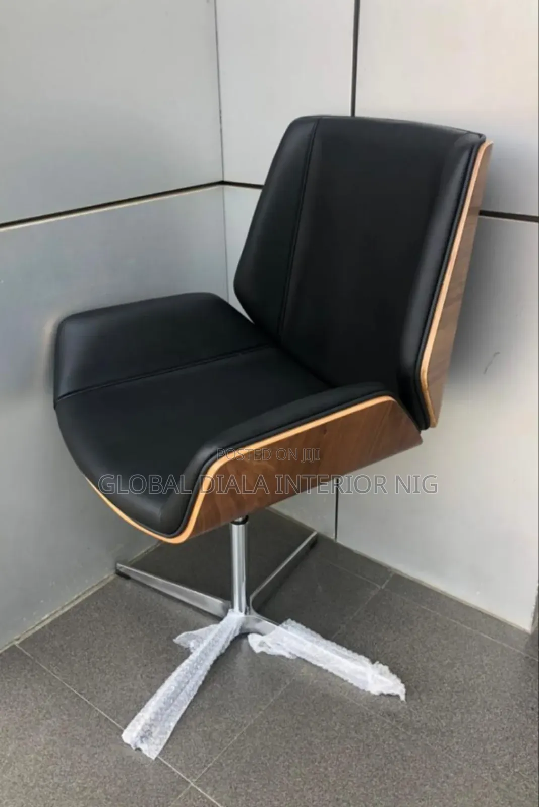 Modern Office Chair Features a Black Leather Upholstered