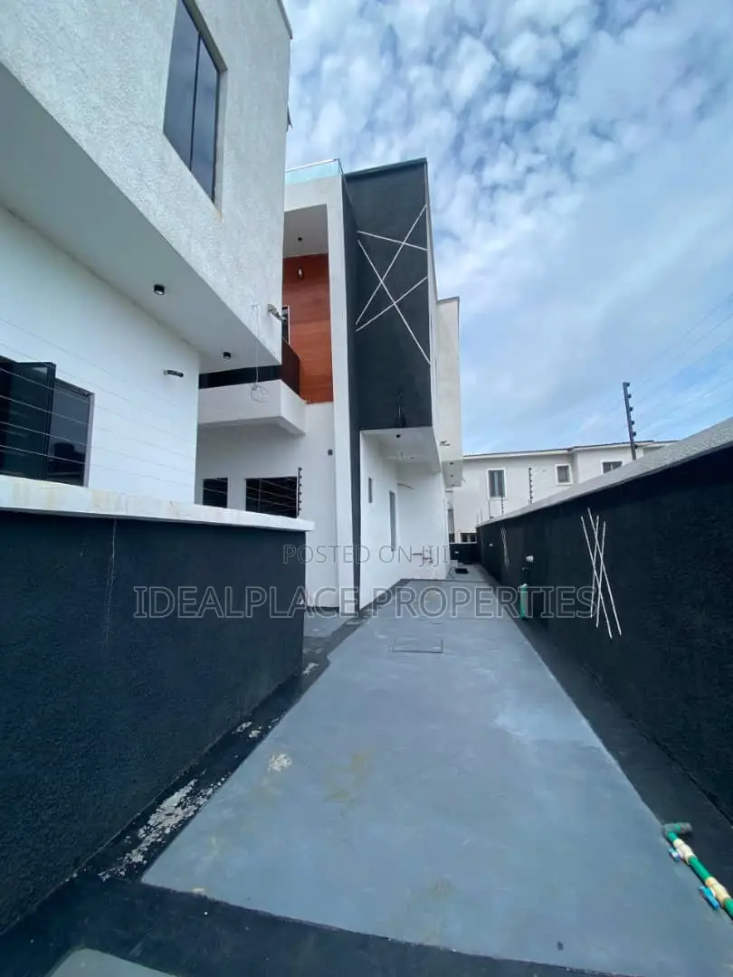 4bdrm Duplex in Lekki for sale
