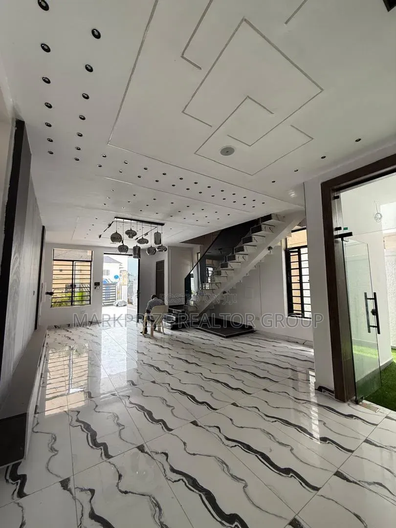 5bdrm Duplex in Ikota Lagos for sale