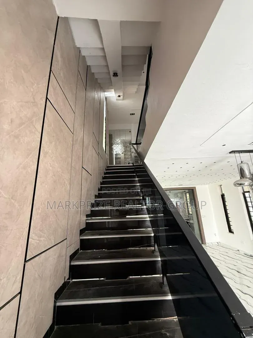 5bdrm Duplex in Ikota Lagos for sale