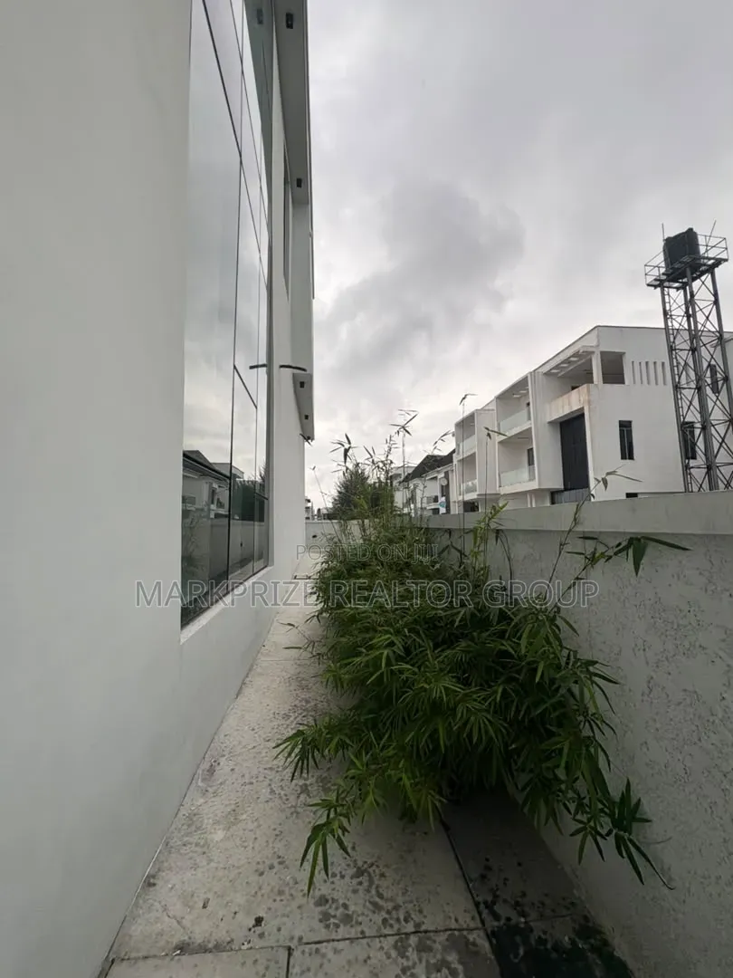 5bdrm Duplex in Lekki County Homes, Ikota for sale