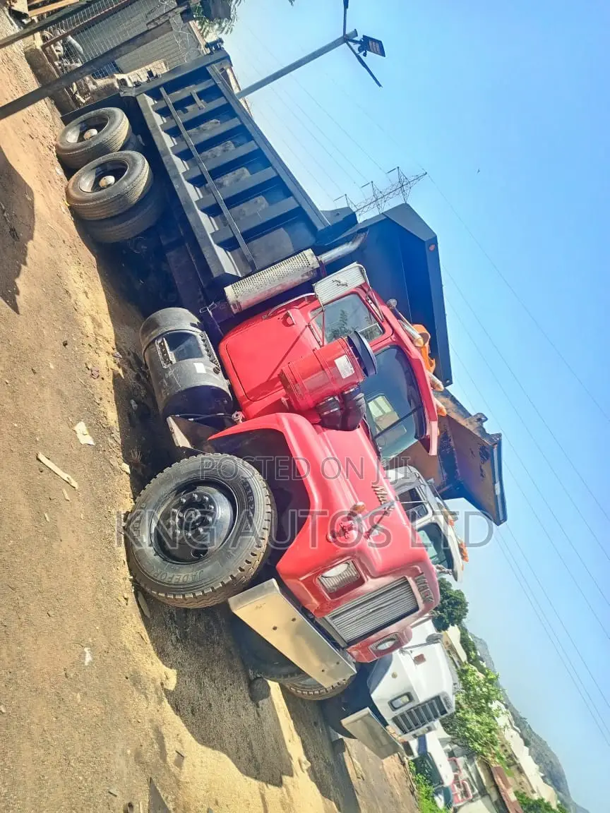 Mack Tipper